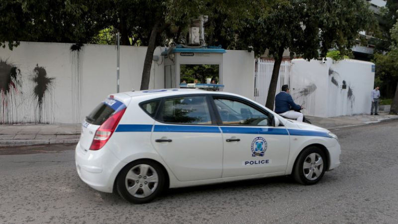 Разследват смъртта на британка, открита в куфар в изоставена сграда в Атина